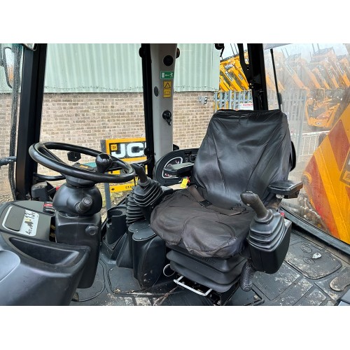 2017 JCB 3CX POTHOLE MASTER AEC