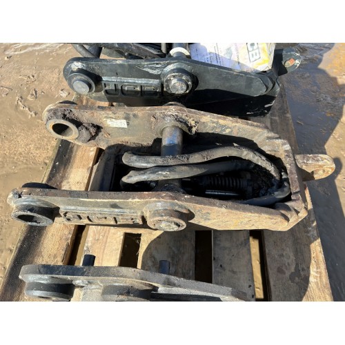 ASSORTMENT OF QUICK HITCHES