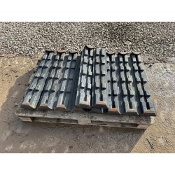 QUANTITY OF 700MM CLIP ON RUBBER TRACK PADS