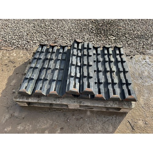 QUANTITY OF 700MM CLIP ON RUBBER TRACK PADS